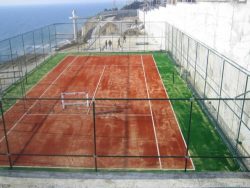 sentetik çim kaplamalı tenis kortu