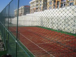 sentetik çim kaplamalı tenis kortu